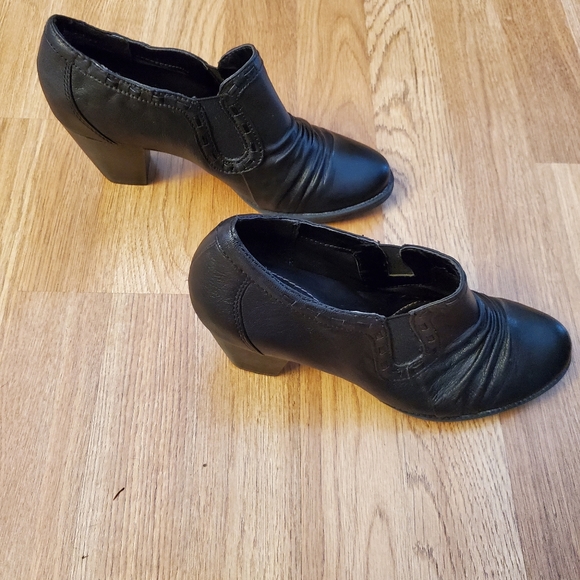 Shoes - Picture 3 of 4